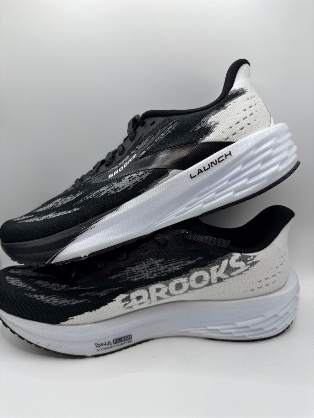 Brooks Launch 11 Running Shoe - Black & White - Picture 5 of 7